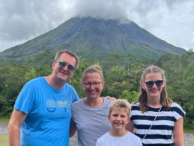 Familie lächelt vor dem Vulkan Arenal – Costa Rica Familienreise