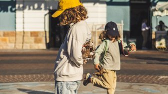 Kinder stehen vor dem Union Castle Building in Kapstadt – Südafrika Familienreise