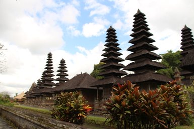 Fein gearbeitete balinesische Architektur im Taman Ayun Tempel – Bali mit Kindern