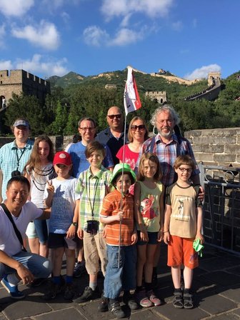 Eine Reisegruppe hält den Moment mit Fotos auf der historischen Großen Mauer fest – China Familienreise