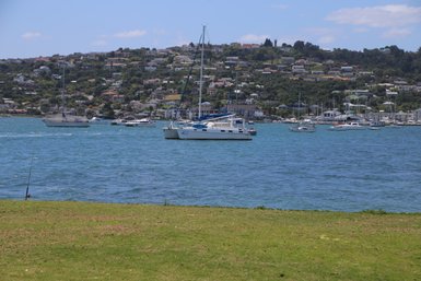 Blick auf den Hafen von Knysna mit Booten – Garden Route Reise mit Kindern