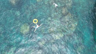 Kinder erkunden die bunte Unterwasserwelt beim Schnorcheln – Bali Reise mit Kindern