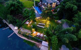 Eine malerische Ansicht des Moondance Boutique Resorts mit einem Pool und üppiger Vegetation, ideal für Entspannung.