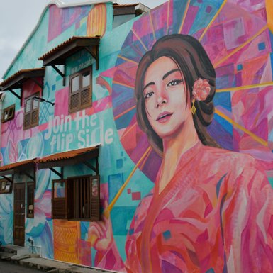 Wandmalerei eines historischen Gebäudes in Malakka – Malaysia & Borneo Familienreise