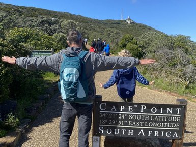 Vater und Kind betrachten die Aussicht am Kap der Guten Hoffnung – Südafrika mit Kindern