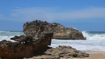 Felsen am Brenton Beach Strand – Garden Route Reise mit Kindern