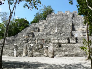 Alte Maya-Ruinen zwischen dichtem Regenwald im Biosphärenreservat Calakmul – Mexiko Reise mit Kindern