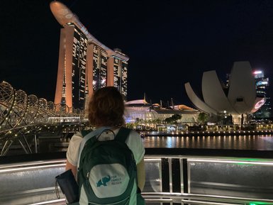 Frau posiert vor der beleuchteten Marina Bay – Singapur Reise mit Kindern