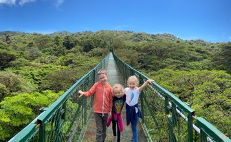 Kinder spazieren über eine Hängebrücke im Nebelwald von Monteverde – Costa Rica mit Kindern