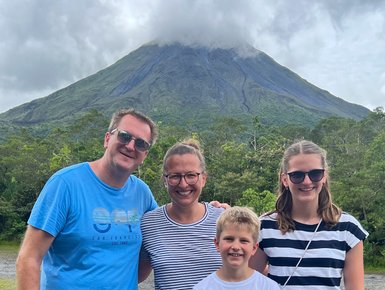 Familie lächelt vor dem Vulkan Arenal – Costa Rica Familienreise