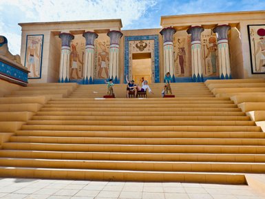 Familie erkundet gemeinsam die Atlas Film Studios in Marokko – Marokko mit Kindern