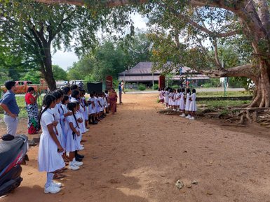 Einheimische Schülerinnen lächeln in einer sri-lankischen Schule – Sri Lanka Familienreise