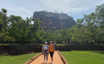 Zwei Frauen stehen lächelnd vor dem Löwenfelsen in Sigiriya – Sri Lanka Reise mit Kindern