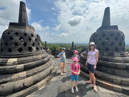 Kinder machen Fotos und posieren im Borobudur-Tempel – Indonesien mit Kindern