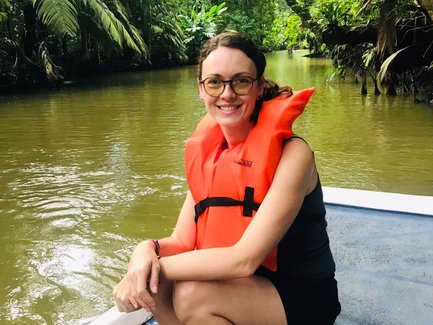 Frau genießt eine Bootstour bei der Mawamba Lodge im Tortuguero Nationalpark – Costa Rica Reise mit Kindern