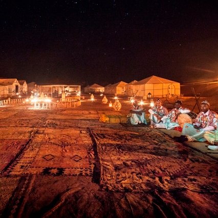 Camp in Erg Chegaga unter klarem Sternenhimmel – Marokko Reise mit Kindern