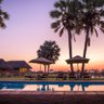 Pool Onguma Bush Camp am Abend - Namibia Reise mit Kindern