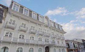 Das zentrale Hotel in Casco Viejo, Panama, beeindruckt mit seiner eleganten weißen Fassade und vielen Balkonen.