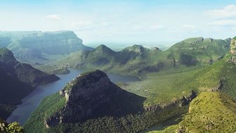 Ein Paar sitzt auf einem Felsen und blickt auf die Landschaft des Blyde River Canyons – Südafrika Familienreise