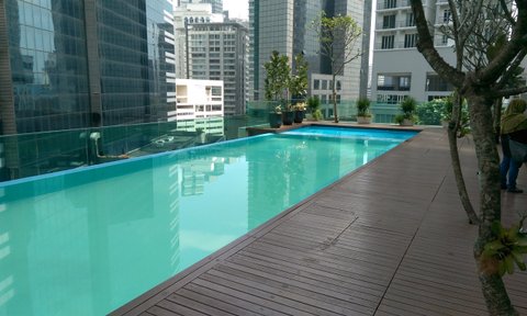 Pool mit Skyline-Blick im Verdant Hill Hotel – Malaysia & Borneo Familienreise