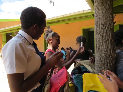 Kinder freuen sich über Geschenke - Namibia mit Jugendlichen