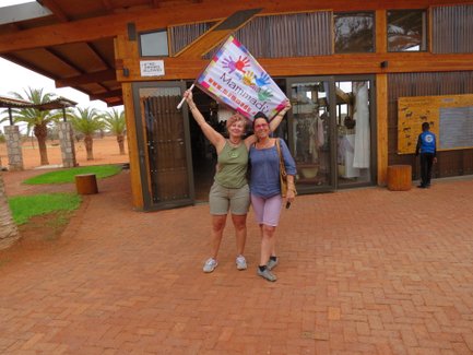 Zwei Frauen halten eine Flagge - Namibia mit Jugendlichen