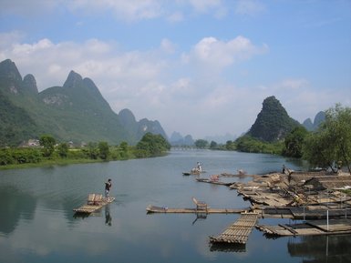 Bambusflöße warten am Ufer des Li-Flusses bei Yangshuo auf ihre Abfahrt – China mit Kindern