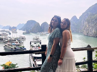 Mädchen posieren vor der Kulisse der Halong-Bucht – Vietnam mit Kindern