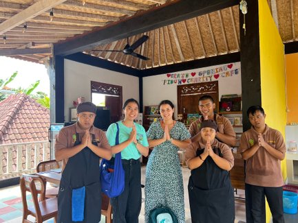 Kinder der Yayasan Widya Guna posieren gemeinsam für ein Gruppenbild – Bali mit Kindern