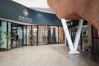 Der Eingangsbereich des Almacruz Hotels in Santiago zeigt moderne Architektur mit großen Fenstern und stilvollen Designelementen.