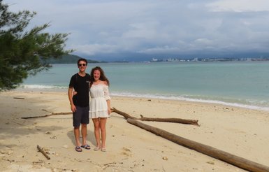Geschwister posieren für ein Foto am Strand – Malaysia & Borneo Familienreise