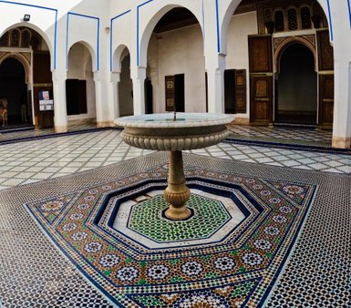 Brunnen mit detailreichen Zellij-Fliesen im Innenhof eines Riads in Marrakesch – Marokko Familienreise