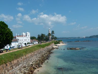 Blick vom Galle Fort auf das Meer und ein weißes Kolonialgebäude – Sri Lanka Reise mit Kindern