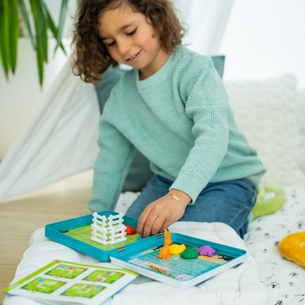 Gewinnspiel Smart Games - Kind spielt mit Spiel