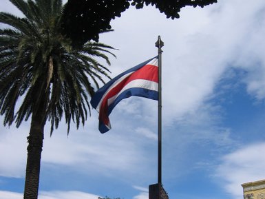 Nationalflagge von Costa Rica weht in San José – Costa Rica Familienreise
