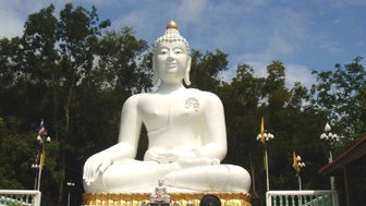 Grosse weiss goldene Buddha Statue in einem Tempel in Chiang Mai - Thailand Reisen mit Kindern
