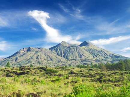 Vulkan Mount Batur mit klar blauem Himmel im Hintergrund – Bali Reise mit Kindern