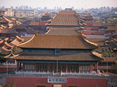 Blick auf die Architektur der Verbotenen Stadt im Herzen von Peking – China mit Kindern