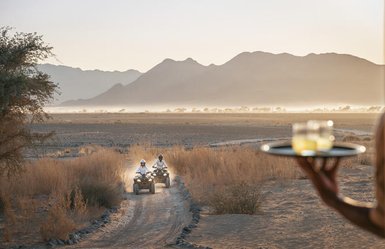 Zwei Quads fahren nebeneinander durch die Wüste - Namibia Rundreise mit Kindern