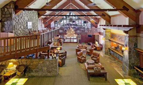 Der großzügige Lobbybereich des Mammoth Mountain Inn zeigt gemütliche Sitzgelegenheiten und eine beeindruckende Holzdecke.