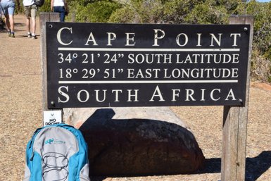For Family Reisen Rucksack neben dem berühmten Cape Point Schild – Garden Route Familienreise