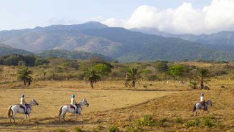 Abenteuerliche Pferdetour durch die Landschaft des Rincón de la Vieja Nationalparks – Costa Rica mit Kindern