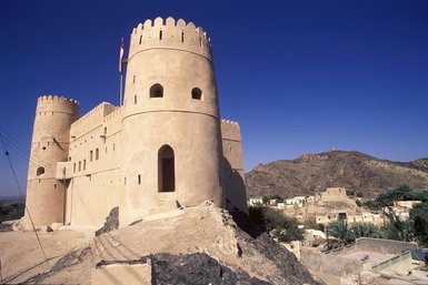 Festung von Bahla aus der Nähe im Oman – Oman Familienreise