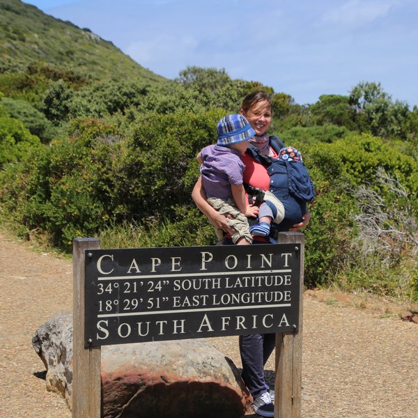 Nadja Albrecht mit ihren Kindern am Aussichtspunkt des Kaps der Guten Hoffnung – Garden Route Reise mit Kindern