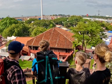 Eine Familie genießt die Aussicht auf den Malakka-Turm – Malaysia & Borneo mit Kindern