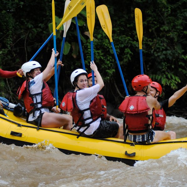 Gruppe folgt dem Guide bei einer Rafting-Tour – Costa Rica Reise mit Kindern