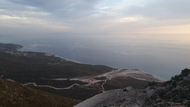 Ein atemberaubender Blick auf die Küste von Llogara Nationalpark, wo das Meer sanft auf den Sandstrand trifft.