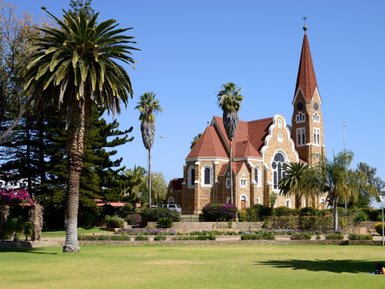 Eine Kirche mit Palmen - Namibia mit Jugendlichen