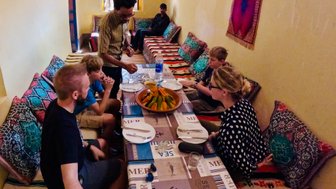 Essenserlebnis bei Einheimischen mit traditioneller marokkanischer Küche – Marokko Reise mit Kindern