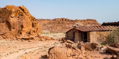 Die Außenansicht eines rustikalen Hauses - Namibia Urlaub mit Kindern